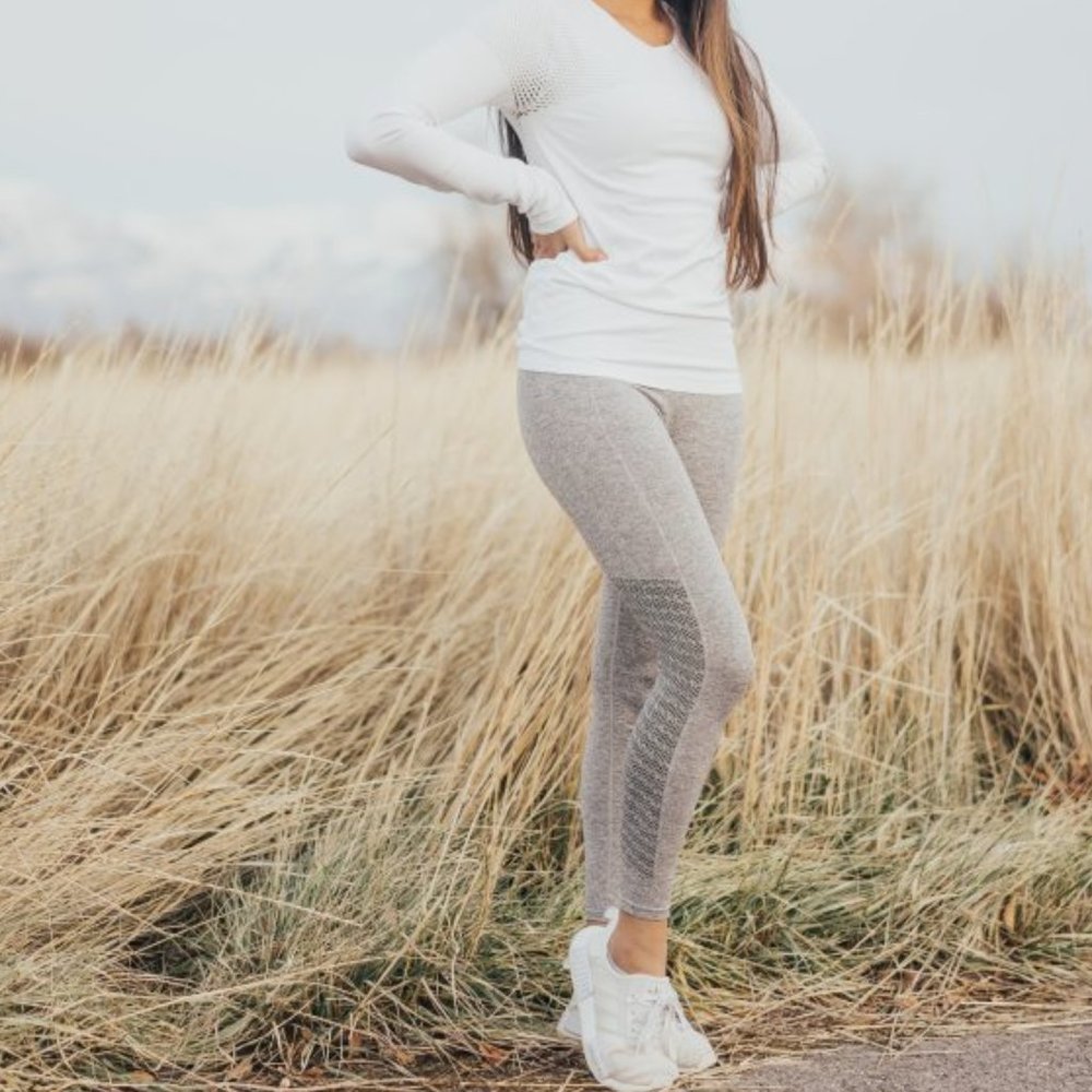 Fabletics Sync High-Waisted Perforated 7/8 Leggings Size Medium  Grey Heather